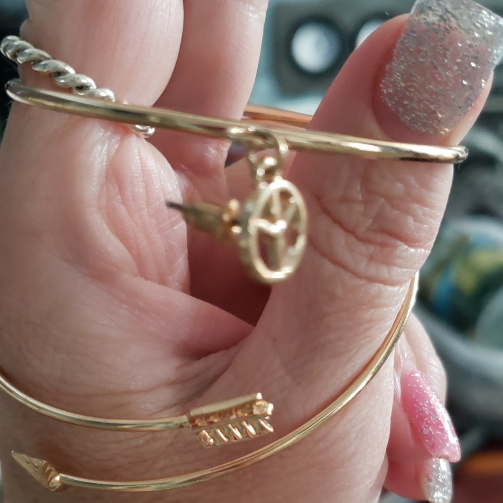 Set of 2 gold tone bracelets